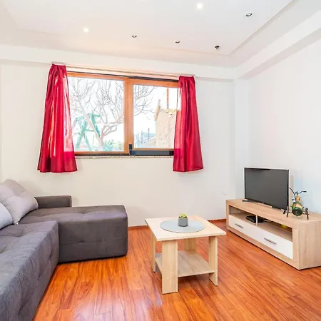 2 Bedroom Beautiful In Apartment Razanac