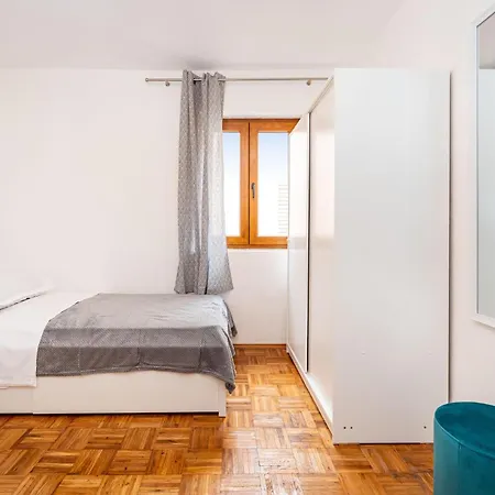 2 Bedroom Beautiful In Apartment Razanac