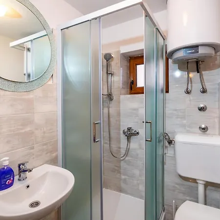 Apartment 2 Bedroom Beautiful In Razanac